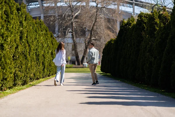 Pareja Enamorada Discutiendo Algo Mientras Camina Parque Ciudad —  Fotos de Stock