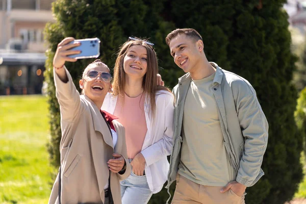 Tre Ungdomar Som Roar Sig Och Tar Selfie Vänner Som — Stockfoto