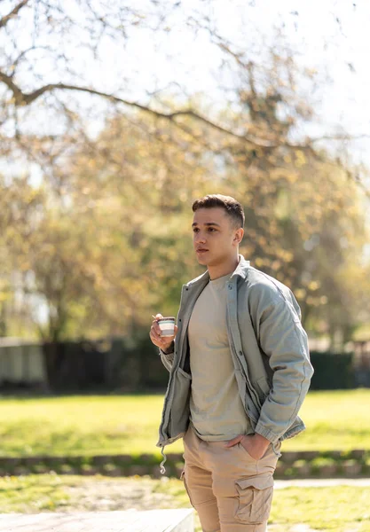 Kaffee Unterwegs Schöner Mann Hält Kaffee Zum Mitnehmen Geschäftsleute Trinken — Stockfoto