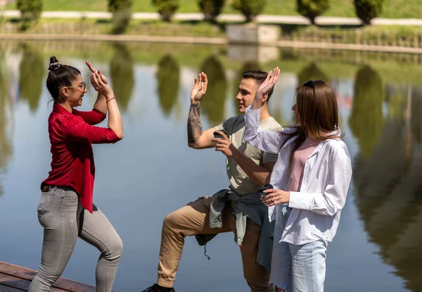 Groep Vrolijke Vrienden Hebben Plezier Tijdens Het Spelen Van Een — Stockfoto