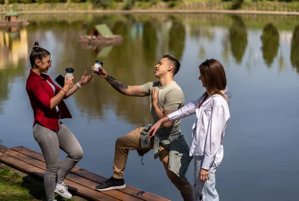 Tempo Despreocupado Juntos Meninas Felizes Homem Amigos Alegres Relações Amizade — Fotografia de Stock