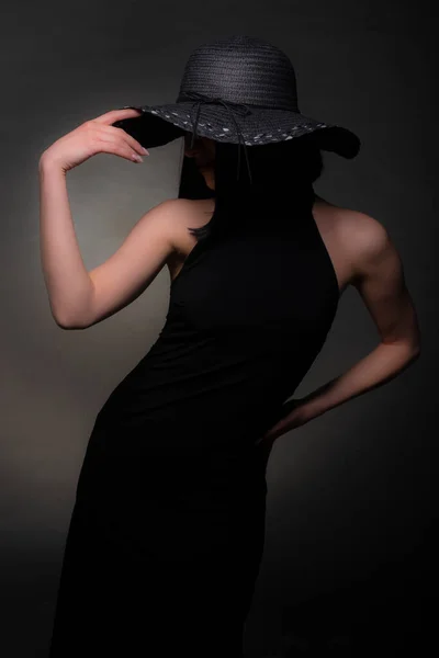 Mujer Elegante Posando Perfecta Estructura Vestido Negro Sombrero — Foto de Stock