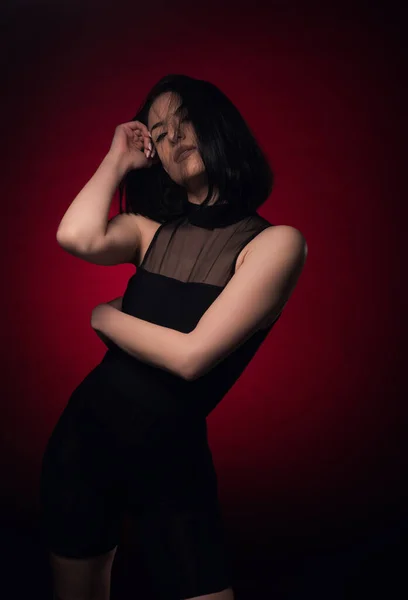 Sexig Tjej Väldigt Förförisk När Hon Poserar Sina Svarta Kläder — Stockfoto