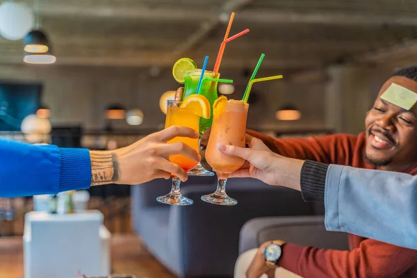 Drie Multiraciale Vrienden Juichen Met Hun Cocktails Close — Stockfoto