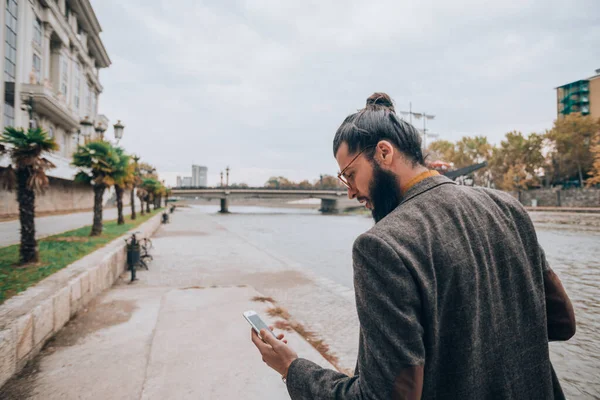 Молодой Кавказский Мужчина Стильной Современной Одежде Городской Среде Мобильным Телефоном — стоковое фото
