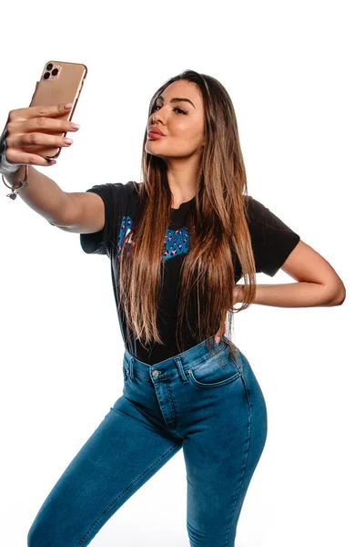 Mulher Atraente Roupas Elegantes Tirar Uma Selfie Com Seu Smartphone — Fotografia de Stock