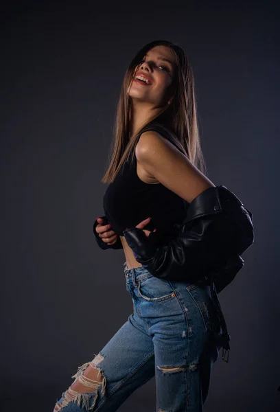 Elegante Giovane Donna Che Indossa Giacca Pelle Nera Jeans Blu — Foto Stock