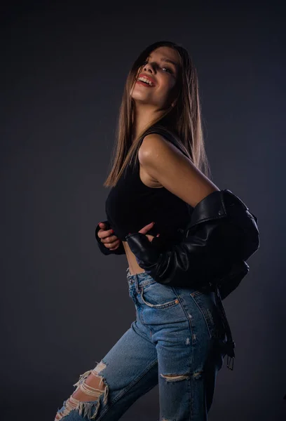 Elegante Mujer Joven Con Chaqueta Cuero Negro Vaqueros Azules Aislados —  Fotos de Stock