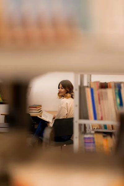 书架上的美女在图书馆读书 — 图库照片
