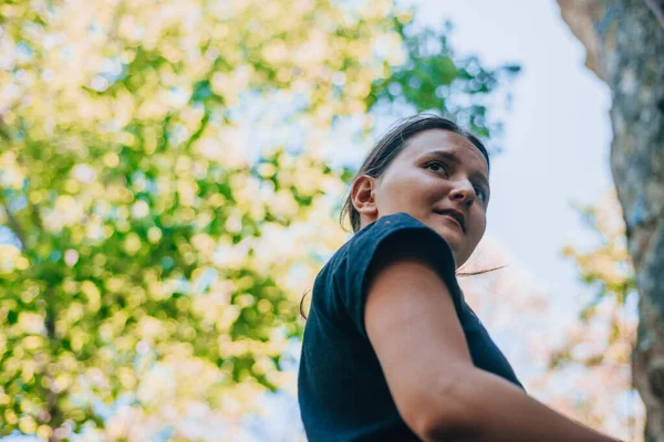 Portret Van Een Mooie Jonge Vrouw Een Zwarte Jurk Een — Stockfoto