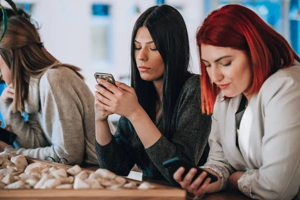 Bir Grup Arkadaşı Görüşmesi Sırasında Bir Kafede Takılıyor — Stok fotoğraf