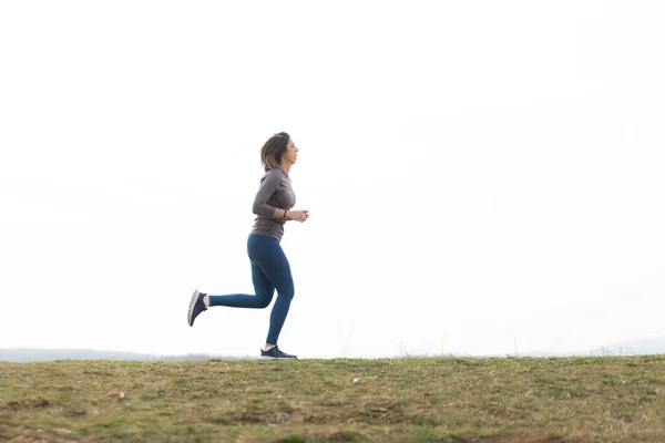 驚くほど活発な女性が速く走っています — ストック写真