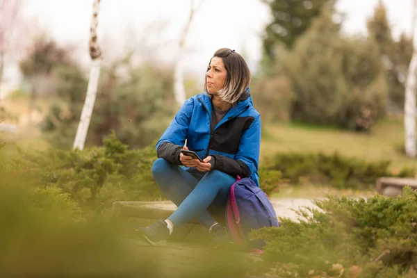 Vrouw Van Middelbare Leeftijd Kijkt Weg Terwijl Trap Zit Haar — Stockfoto