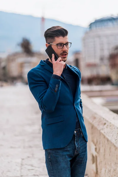 Retrato Comprimento Total Jovem Empresário Confiante Andando Cidade Falando Telefone — Fotografia de Stock