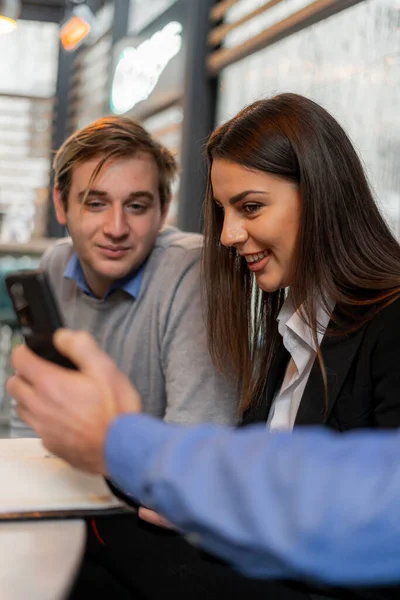 Deux Jeunes Incroyables Gens Affaires Sourient Ensemble Tout Regardant Téléphone — Photo