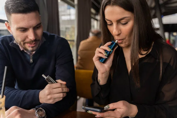 Erstaunliche Und Attraktive Junge Geschäftsleute Rauchen Zigaretten Und Sprechen Über — Stockfoto