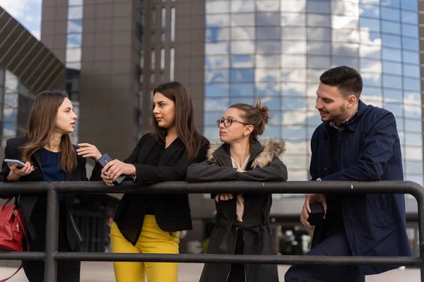 Grupo Jovens Empresários Estão Conversando Uns Com Outros Fora Enquanto — Fotografia de Stock