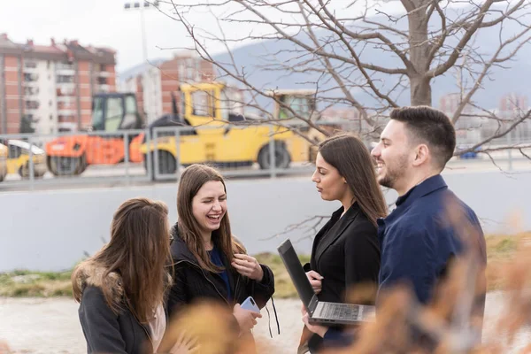 Grupo Jovens Empresários Está Olhando Para Área Construção Enquanto Pensa — Fotografia de Stock