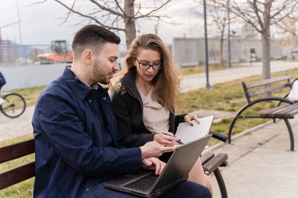 Groupe Jeunes Gens Affaires Parlent Leurs Plans Libération Entreprise — Photo