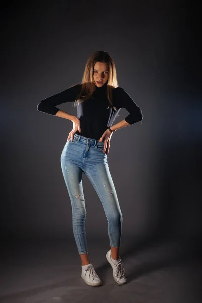 Attraente Modello Femminile Jeans Denim Posa Isolata Fondo Grigio — Foto Stock