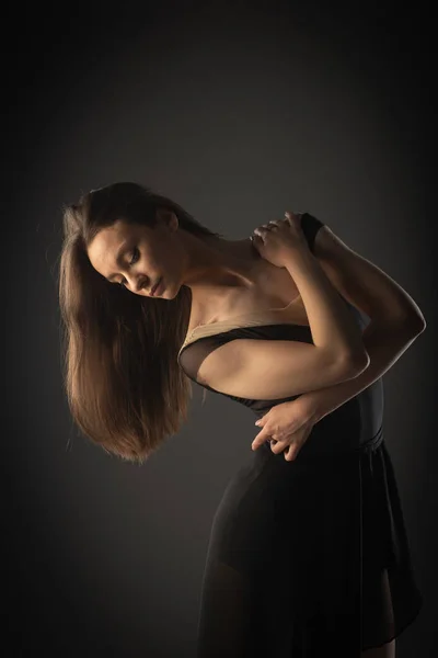 Портрет Красивой Элегантной Балерины Обнимающей Себя Студии — стоковое фото