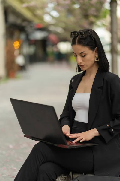 Retrato Perfecto Una Hermosa Mujer Negocios Trabajando Computadora Portátil — Foto de Stock