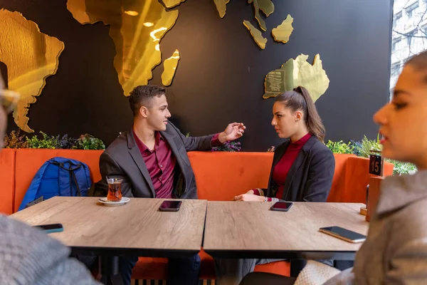 Groep Van Multiraciale Zakenmensen Praten Bedrijfsplannen Terwijl Zitten — Stockfoto