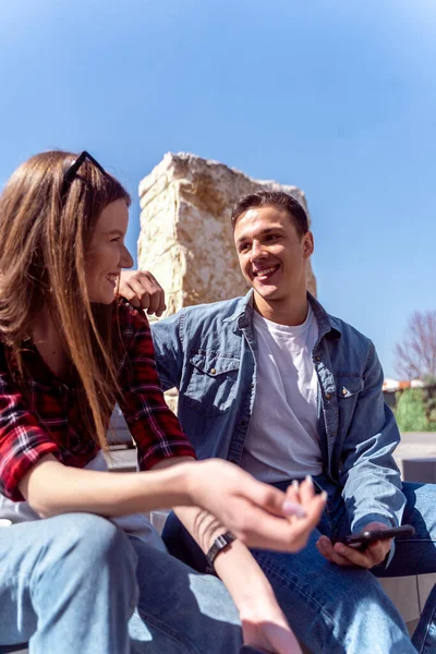 Couple Mignon Parlant Souriant Tout Étant Assis Dans Parc — Photo