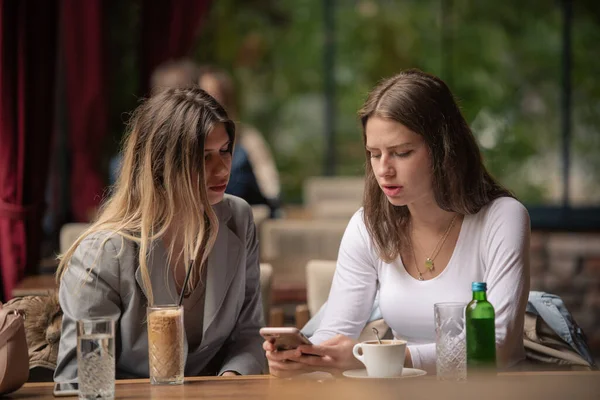 Increíbles Hermosas Hermanas Están Hablando Mirando Teléfono Mientras Están Sentadas —  Fotos de Stock