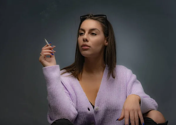 Attraktive Und Schöne Heiße Mädchen Posiert Mit Der Zigarette Der — Stockfoto