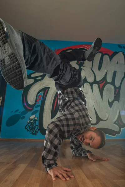 Grafiti Önünde Dans Eden Modaya Uygun Genç Dansçı — Stok fotoğraf