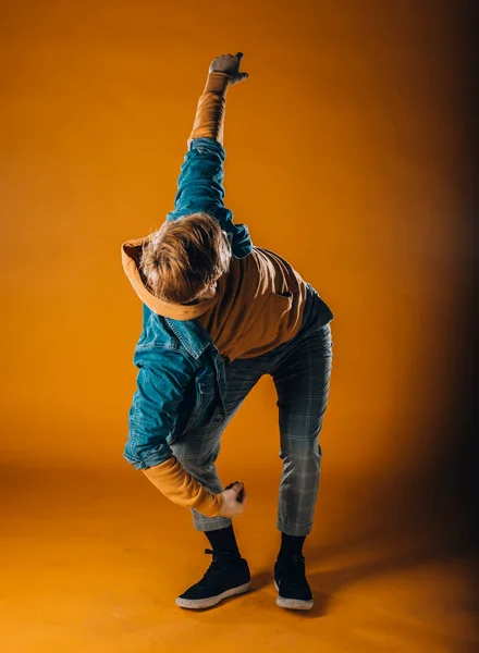 一个体育上的高加索人表演的艺术舞蹈动作 — 图库照片