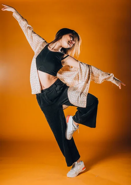 Mladý Atletický Dívka Představení Současné Taneční Pohyby — Stock fotografie