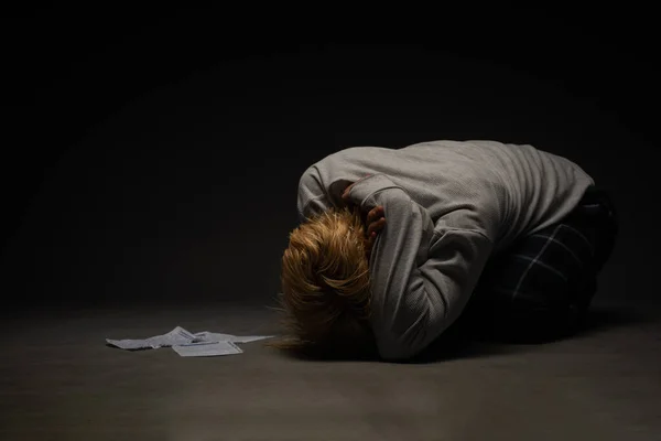 Depressiver Und Trauriger Junge Weint Über Den Einen Von Drei — Stockfoto