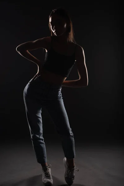 Menina Jovem Bonita Está Posando Segurando Sua Postura Estúdio Silhueta — Fotografia de Stock