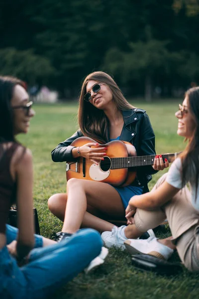 Çekici Güzel Bir Kız Arkadaşlarının Önünde Gitar Çalıyor — Stok fotoğraf