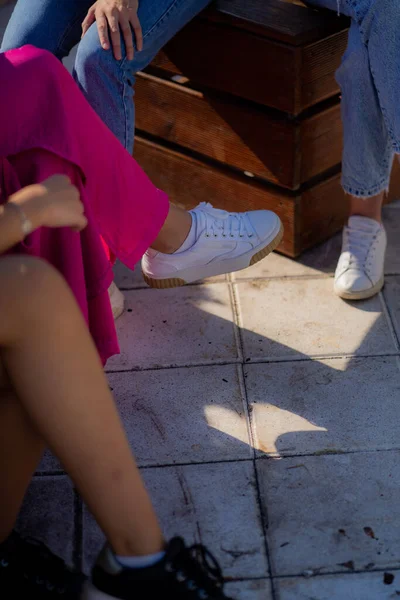 Közelkép Négy Gyönyörű Lány Cipő Láb Miközben Padon — Stock Fotó
