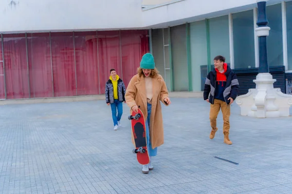 Grupo Increíbles Hermosos Amigos Youg Están Posando Caminando Juntos Mientras — Foto de Stock