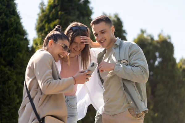 Счастливые Молодые Студенты Смотрят Смартфоны — стоковое фото