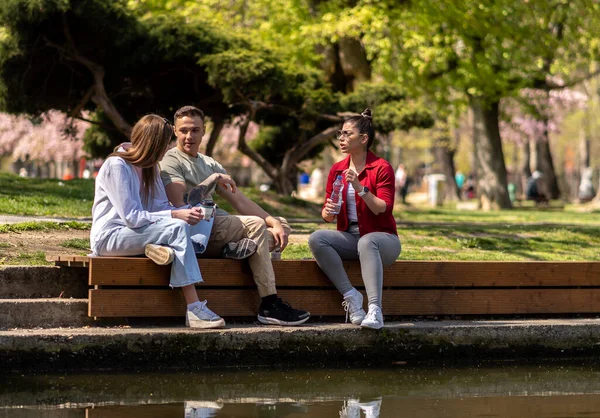 Dos Mujeres Hombre Disfrutando Hermoso Clima Mientras Beben Café — Foto de Stock