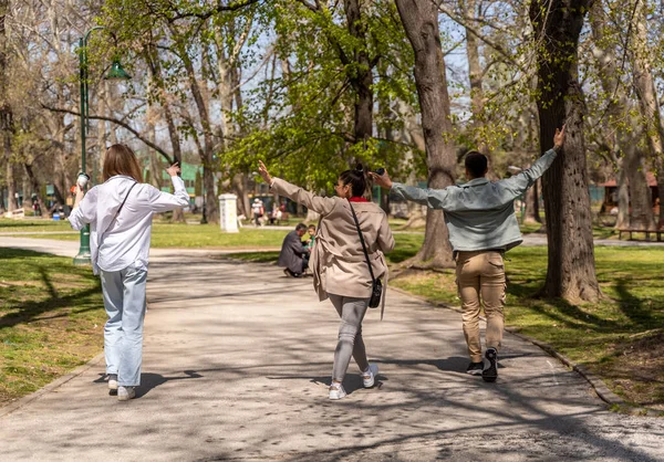Cuerpo Completo Mujeres Felices Hombre Trajes Casuales Caminando Parque Verano — Foto de Stock