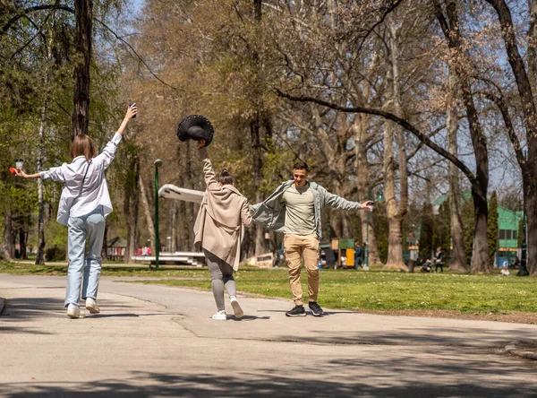 学生去上课 在户外休息和聊天 — 图库照片