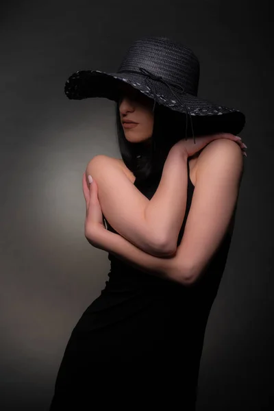 Hermosa Mujer Está Posando Vestido Negro Mientras Sensual Estudio — Foto de Stock