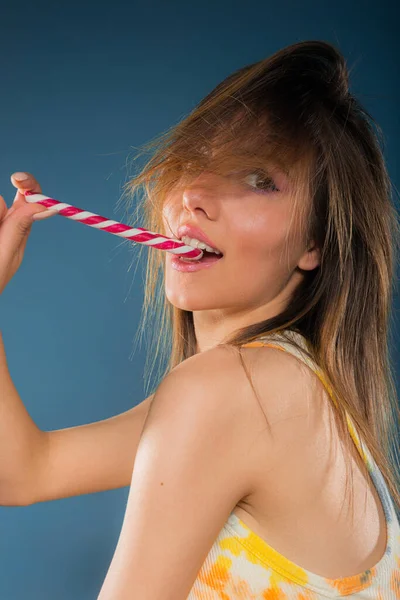 Incrível Atraente Jovem Está Sendo Sedutor Estúdio Fundo Azul — Fotografia de Stock