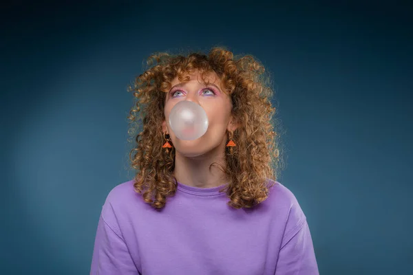 甜甜的姑娘想用嘴上的口香糖来吹一个大泡泡 — 图库照片