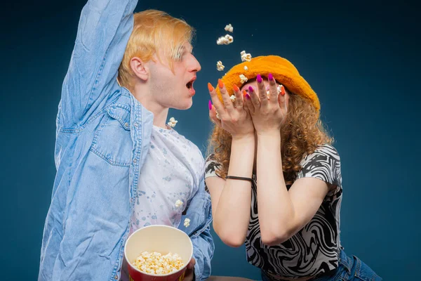 Två Fantastiska Och Vackra Vänner Har Kul Med Popcorn Studio — Stockfoto