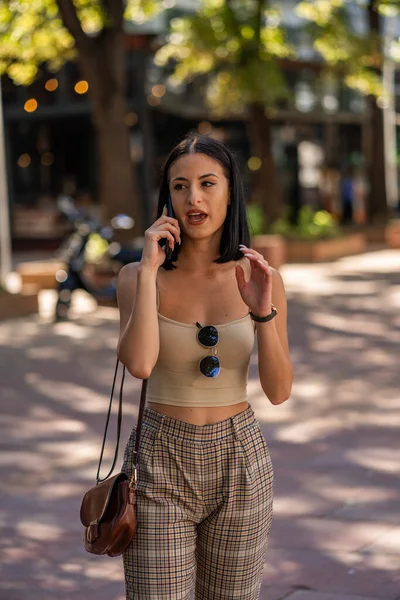 Empresária Atraente Está Sendo Louco Enquanto Ela Fala Telefone Com — Fotografia de Stock