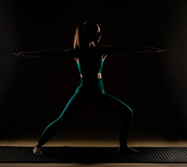 Çekici Güzel Bir Kızın Silueti Yoga Pozu Veriyor Ayakta Dururken — Stok fotoğraf