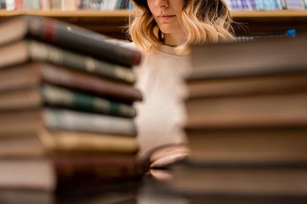 Details Eines Schönen Mädchens Das Mit Büchern Einer Bibliothek Lernt — Stockfoto