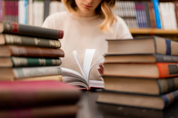 Zbliżenie Pięknej Dziewczyny Studiującej Bibliotece — Zdjęcie stockowe